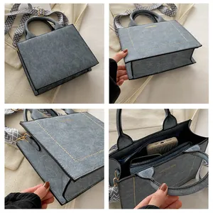 Detailoverzicht van denim tas met brede schouderriem en handige interne opbergruimte