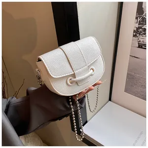 Détail du sac selle blanc grainé avec bandoulière chaîne à billes argentée