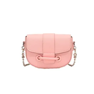 Sac selle rose à texture litchi avec bandoulière chaîne perlée et rabat chic