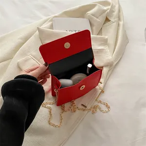 Sac bandoulière rouge motif litchi avec chaîne dorée et intérieur spacieux