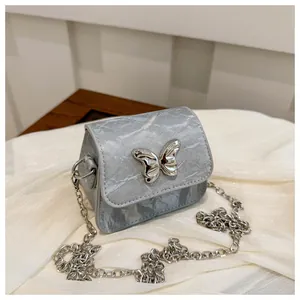 Détail du mini sac carré gris à motif marbre avec fermoir papillon argenté et chaîne