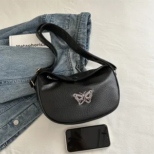 Borsa a mezzaluna in pelle nera con ricamo a farfalla rosa e tracolla coordinata