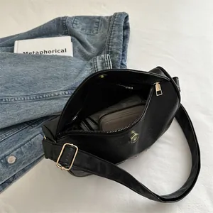 Borsa a tracolla in ecopelle nera con interno spazioso e fibbia dorata alla moda