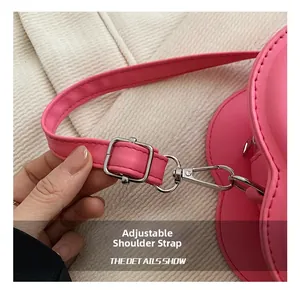 Detailansicht des verstellbaren rosa Leder-Schultergurts und der silbernen Metallschnalle