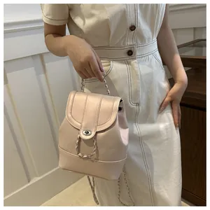 Detail eines rosa Kunstleder Rucksacks mit Metallketten und praktischem Drehverschluss