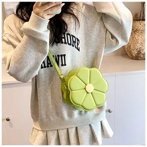 Détail du sac à bandoulière en cuir PU en forme de fleur vert herbe avec sangle réglable