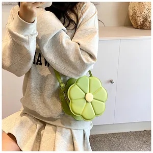 Détail du sac bandoulière vert en forme de fleur avec bandoulière réglable