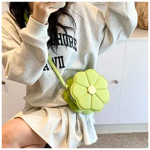 Vue détaillée du sac bandoulière en forme de fleur vert avocat avec bandoulière réglable