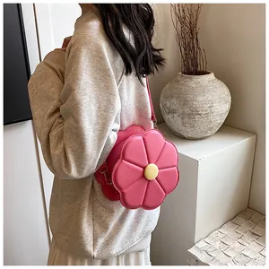 Détail du sac à fleurs 3D rose montrant le cuir PU et les coutures élégantes des pétales