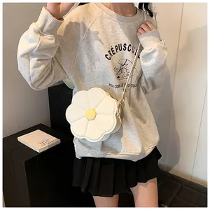 Vue détaillée d'un sac bandoulière blanc en forme de fleur en cuir PU de haute qualité