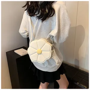 Vue détaillée du sac à bandoulière en forme de fleur blanche et jaune en cuir PU