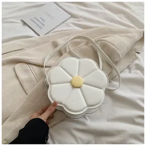 Détail du sac bandoulière marguerite blanche avec centre jaune et pétales cousus