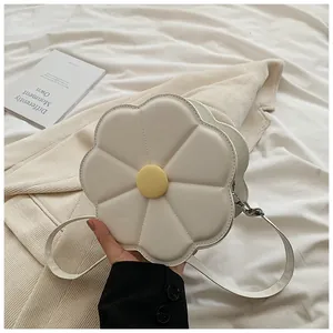 Vue détaillée d'un sac à bandoulière blanc en forme de fleur avec un cœur jaune en PU