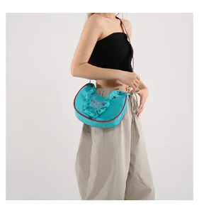 Bolso de hombro azul media luna con bordado de mariposa rosa y asa plisada de moda