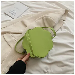 Détail du sac bandoulière vert clair en forme de pétale en similicuir lisse avec fermeture