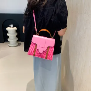 Bolso de montura rosa con textura de cocodrilo y asas marrones, bolso de hombro para mujer