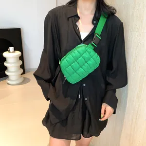 Borsa pettorale trapuntata in nylon verde brillante con ampia tracolla regolabile per sport