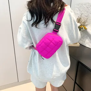 Sac bandoulière matelassé rose vif en nylon avec motif losange et grande capacité