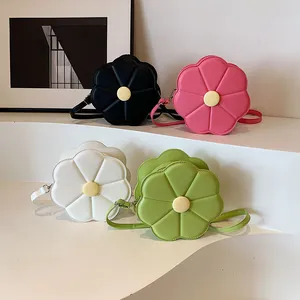 Sacs à bandoulière fleurs en noir, rose, blanc et vert sur des présentoirs