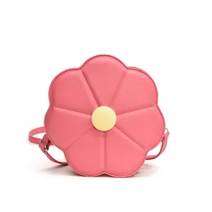 Sac bandoulière rose en forme de fleur en similicuir avec centre jaune et sangle réglable