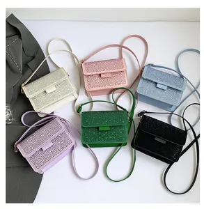 Piatto di sei borse a tracolla con strass nei colori bianco, rosa, blu, viola, verde, nero