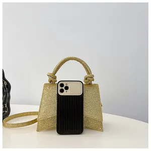 Vue détaillée du mini sac sablier pailleté doré avec poignée nouée et texture brillante