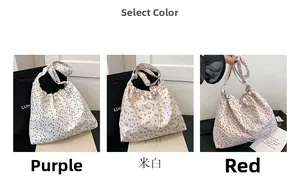 Vue détaillée des sacs à cordon fleuris en options de couleur violet, crème et rouge