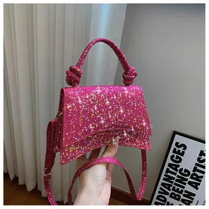 Détail du sac à main rose à paillettes avec étoiles et poignée nouée chic