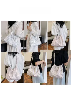 Détails de sacs cabas en toile fleurie violet, rouge et noir avec fermeture à cordon