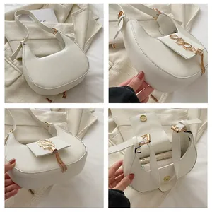 Vue détaillée du sac hobo blanc en croissant avec garniture dorée, gland et fermoir aimanté