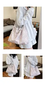 Détail du sac cabas en toile fleurie montrant le cordon de serrage et le motif floral