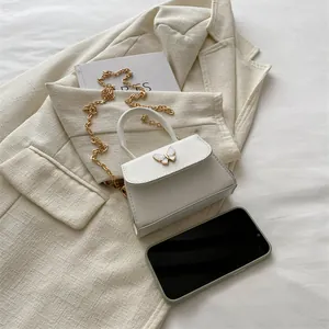 Mini sac à main blanc avec décor papillon et bandoulière chaîne dorée avec mobile
