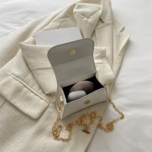 Mini sac bandoulière blanc en cuir avec chaîne dorée et détail papillon sur blazer