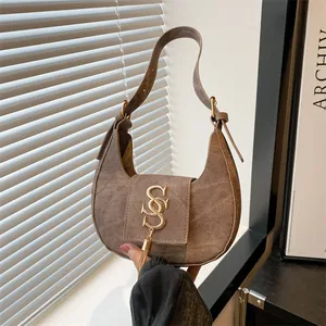 Sac Sous le Bras Croissant pour Femmes en Cuir PU Avec Logo Métal Doré et Franges Sac à Épaule Hobo Urbain Minimaliste
