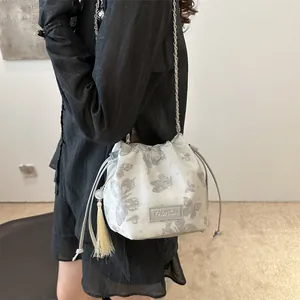 Neue chinesische weiße Beuteltasche mit silbernen Schmetterlingen und Kettenriemen