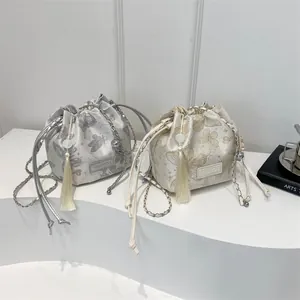Elegante Beuteltasche im chinesischen Stil mit Schmetterlingsdruck, Quasten und Kette