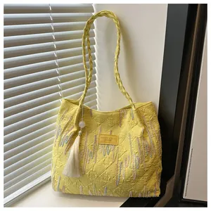 Dettaglio della borsa tote in tessuto giallo con motivo monogramma FF e strisce ricamate