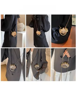 Diverse vedute della mini borsa a conchiglia metallica con catena a sfere su outfit