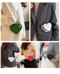 Collage de mini bolsos bandolera con forma de corazón en varios colores y cadena metálica