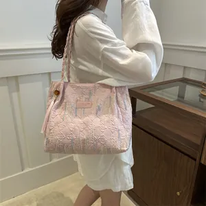 Borsa tote vintage rosa con ricami floreali, trapuntatura e ciondolo con nappe