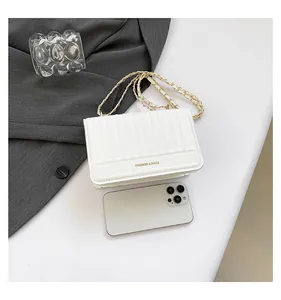 Détail du sac bandoulière blanc matelassé avec chaîne dorée et lettrage fashion