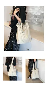Vista da tre angolazioni di una borsa tote in nylon beige con trama a pieghe e lacci regolabili