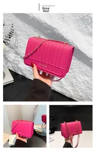 Vue détaillée du sac matelassé rose rouge en similicuir avec chaîne dorée et logo