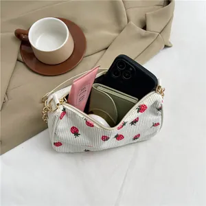 Weiße Cord-Schultertasche mit Erdbeerdruck, Goldkette und geräumigem Innenraum
