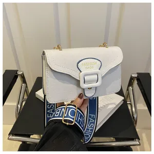 Detailaufnahme der weißen Segeltuchtasche mit blauem Kontrast und breitem Gurt