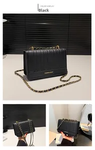 Détail du sac bandoulière matelassé noir avec lettrage doré et chaîne tressée en métal