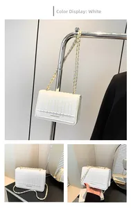 Détail du sac bandoulière matelassé blanc avec chaîne dorée et lettrage FASHION & BAGS