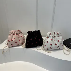 Sac seau à cordon en velours côtelé avec motifs fraises en rose, noir et blanc
