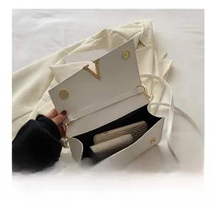 Vue intérieure du sac bandoulière en cuir blanc montrant la capacité pour un smartphone