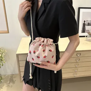 Sac seau en velours rose avec motifs de fraises rouges et bandoulière en coton blanc